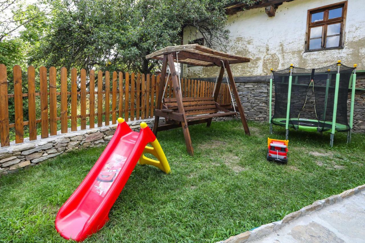 Hotel Тодорината Къща Leshten Exterior foto